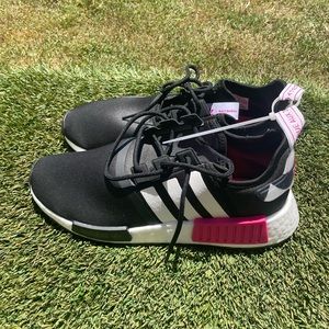 Women’s Adidas NMD R1 Primeblue sneakers size 9.5